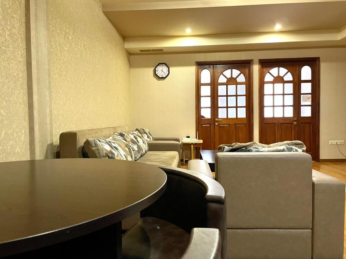 Apartments Emili エレバン エクステリア 写真